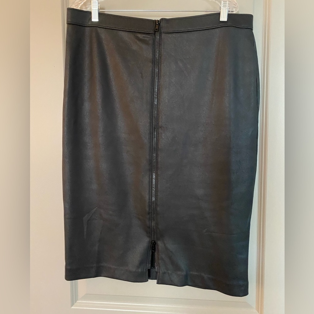 Front zipping skirt